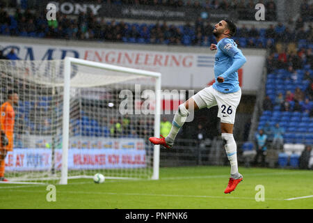 Cardiff, Großbritannien. 22. September 2018. Riyad Mahrez von Manchester City feiert, nachdem er zählt seine Mannschaften 5. Ziel. Premier League match, Cardiff City v Manchester City an der Cardiff City Stadion am Samstag, den 22. September 2018. Dieses Bild dürfen nur für redaktionelle Zwecke verwendet werden. Nur die redaktionelle Nutzung, eine Lizenz für die gewerbliche Nutzung erforderlich. Keine Verwendung in Wetten, Spiele oder einer einzelnen Verein/Liga/player Publikationen. pic von Andrew Obstgarten/Andrew Orchard sport Fotografie/Alamy leben Nachrichten Stockfoto