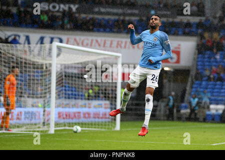 Cardiff, Großbritannien. 22. September 2018. Riyad Mahrez von Manchester City feiert, nachdem er zählt seine Mannschaften 5. Ziel. Premier League match, Cardiff City v Manchester City an der Cardiff City Stadion am Samstag, den 22. September 2018. Dieses Bild dürfen nur für redaktionelle Zwecke verwendet werden. Nur die redaktionelle Nutzung, eine Lizenz für die gewerbliche Nutzung erforderlich. Keine Verwendung in Wetten, Spiele oder einer einzelnen Verein/Liga/player Publikationen. pic von Andrew Obstgarten/Andrew Orchard sport Fotografie/Alamy leben Nachrichten Stockfoto