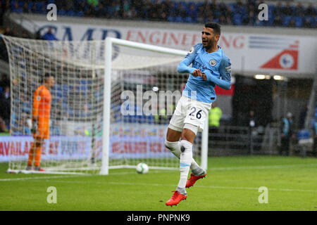 Cardiff, Großbritannien. 22. September 2018. Riyad Mahrez von Manchester City feiert, nachdem er zählt seine Mannschaften 5. Ziel. Premier League match, Cardiff City v Manchester City an der Cardiff City Stadion am Samstag, den 22. September 2018. Dieses Bild dürfen nur für redaktionelle Zwecke verwendet werden. Nur die redaktionelle Nutzung, eine Lizenz für die gewerbliche Nutzung erforderlich. Keine Verwendung in Wetten, Spiele oder einer einzelnen Verein/Liga/player Publikationen. pic von Andrew Obstgarten/Andrew Orchard sport Fotografie/Alamy leben Nachrichten Stockfoto