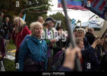 Faslane, Schottland, am 22. September 2018. "Nae (No) Nukes überall 'anti-nukleare Waffen Demonstration am Faslane Peace Camp und zu Fuß zu einem Rally außerhalb HM Naval Base Clyde, der Heimat der Kern der U-Boot Service in Großbritannien, im Protest gegen Trident Atomraketen. Die Rallye wurde durch den Frieden protestierenden über von Großbritannien, der gekommen ist, "die Stärke der Unterstützung von vielen Mitgliedstaaten der Vereinten Nationen für Schottland, einem Land, Hosting, Atomwaffen gegen seine Wünsche" zu markieren. Photo Credit Jeremy Sutton-Hibbert / alamy Nachrichten. Stockfoto