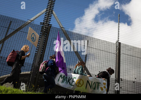 Faslane, Schottland, am 22. September 2018. "Nae (No) Nukes überall 'anti-nukleare Waffen Demonstration am Faslane Peace Camp und zu Fuß zu einem Rally außerhalb HM Naval Base Clyde, der Heimat der Kern der U-Boot Service in Großbritannien, im Protest gegen Trident Atomraketen. Die Rallye wurde durch den Frieden protestierenden über von Großbritannien, der gekommen ist, "die Stärke der Unterstützung von vielen Mitgliedstaaten der Vereinten Nationen für Schottland, einem Land, Hosting, Atomwaffen gegen seine Wünsche" zu markieren. Photo Credit Jeremy Sutton-Hibbert / alamy Nachrichten. Stockfoto