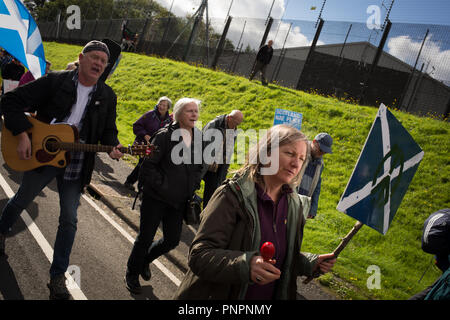 Faslane, Schottland, am 22. September 2018. "Nae (No) Nukes überall 'anti-nukleare Waffen Demonstration am Faslane Peace Camp und zu Fuß zu einem Rally außerhalb HM Naval Base Clyde, der Heimat der Kern der U-Boot Service in Großbritannien, im Protest gegen Trident Atomraketen. Die Rallye wurde durch den Frieden protestierenden über von Großbritannien, der gekommen ist, "die Stärke der Unterstützung von vielen Mitgliedstaaten der Vereinten Nationen für Schottland, einem Land, Hosting, Atomwaffen gegen seine Wünsche" zu markieren. Photo Credit Jeremy Sutton-Hibbert / alamy Nachrichten. Stockfoto