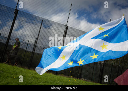 Faslane, Schottland, am 22. September 2018. "Nae (No) Nukes überall 'anti-nukleare Waffen Demonstration am Faslane Peace Camp und zu Fuß zu einem Rally außerhalb HM Naval Base Clyde, der Heimat der Kern der U-Boot Service in Großbritannien, im Protest gegen Trident Atomraketen. Die Rallye wurde durch den Frieden protestierenden über von Großbritannien, der gekommen ist, "die Stärke der Unterstützung von vielen Mitgliedstaaten der Vereinten Nationen für Schottland, einem Land, Hosting, Atomwaffen gegen seine Wünsche" zu markieren. Photo Credit Jeremy Sutton-Hibbert / alamy Nachrichten. Stockfoto