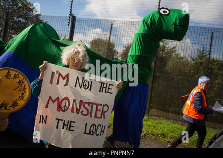 Faslane, Schottland, am 22. September 2018. "Nae (No) Nukes überall 'anti-nukleare Waffen Demonstration am Faslane Peace Camp und zu Fuß zu einem Rally außerhalb HM Naval Base Clyde, der Heimat der Kern der U-Boot Service in Großbritannien, im Protest gegen Trident Atomraketen. Die Rallye wurde durch den Frieden protestierenden über von Großbritannien, der gekommen ist, "die Stärke der Unterstützung von vielen Mitgliedstaaten der Vereinten Nationen für Schottland, einem Land, Hosting, Atomwaffen gegen seine Wünsche" zu markieren. Photo Credit Jeremy Sutton-Hibbert / alamy Nachrichten. Stockfoto