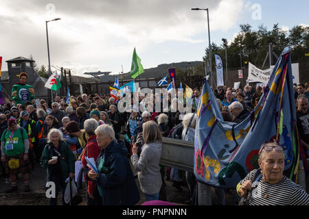 Faslane, Schottland, am 22. September 2018. "Nae (No) Nukes überall 'anti-nukleare Waffen Demonstration am Faslane Peace Camp und zu Fuß zu einem Rally außerhalb HM Naval Base Clyde, der Heimat der Kern der U-Boot Service in Großbritannien, im Protest gegen Trident Atomraketen. Die Rallye wurde durch den Frieden protestierenden über von Großbritannien, der gekommen ist, "die Stärke der Unterstützung von vielen Mitgliedstaaten der Vereinten Nationen für Schottland, einem Land, Hosting, Atomwaffen gegen seine Wünsche" zu markieren. Photo Credit Jeremy Sutton-Hibbert / alamy Nachrichten. Stockfoto