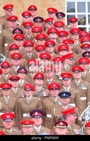 Leeds, Großbritannien. 22. September 2018. Die Königinnen, die eigenen Yeomanry posieren für ein Gruppenfoto auf die Schritte der Bramham Park House in Leeds bei einem Besuch Seiner Königlichen Hoheit, des Prinzen von Wales, als er in einer Weihe Service & präsentiert die Queens eigenen Yeomanry mit einem neuen Guidon. September 22 2018 Credit: Yorkshire Pics/Alamy leben Nachrichten Stockfoto