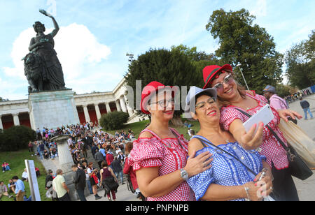 München, Bayern. 22 Sep, 2018. Besucher aus Italien die Bilder vor den Bayern. Die weltweit größte Messe dauert vom 22. September bis 07. Oktober 2018. Foto: Karl-Josef Hildenbrand/dpa/Alamy leben Nachrichten Stockfoto