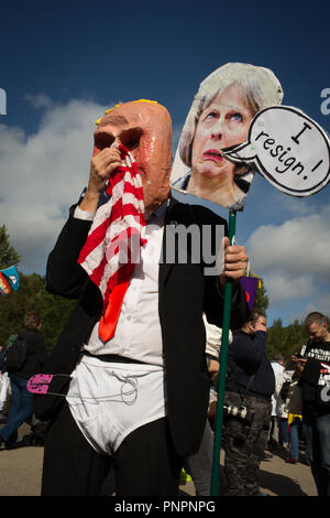 Faslane, Schottland, am 22. September 2018. "Nae (No) Nukes überall 'anti-nukleare Waffen Demonstration am Faslane Peace Camp und zu Fuß zu einem Rally außerhalb HM Naval Base Clyde, der Heimat der Kern der U-Boot Service in Großbritannien, im Protest gegen Trident Atomraketen. Die Rallye wurde durch den Frieden protestierenden über von Großbritannien, der gekommen ist, "die Stärke der Unterstützung von vielen Mitgliedstaaten der Vereinten Nationen für Schottland, einem Land, Hosting, Atomwaffen gegen seine Wünsche" zu markieren. Photo Credit Jeremy Sutton-Hibbert / alamy Nachrichten. Stockfoto