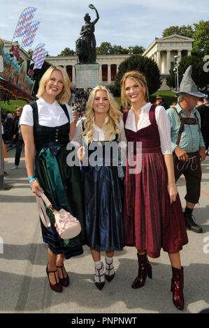 München, Bayern. 22 Sep, 2018. Model Monica Ivancan (von links nach rechts), Moderatorin Jennifer Knäble und Modell Viviana Geppert unterhalb der Bayern lachen. Die weltweit größte Messe dauert vom 22. September bis 07. Oktober 2018. Credit: Ursula Düren/dpa/Alamy leben Nachrichten Stockfoto