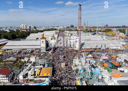 München, Bayern. 22 Sep, 2018. Zahlreiche Besucher durch das Oktoberfest. Die weltweit größte Messe dauert vom 22. September bis 07. Oktober 2018. Credit: Matthias Balk/dpa/Alamy leben Nachrichten Stockfoto