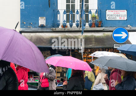 Szenen aus einem regnerischen Tag Portobello Market in London. Foto Datum: Samstag, September 22, 2018. Foto: Roger Garfield/Alamy leben Nachrichten Stockfoto