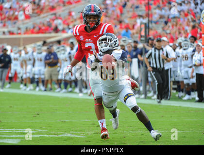 September 22, 2018: Kent State WR, Antwan Dixon (89), vermisst die lange werfen wie Ole Miss DB, Vernon Dasher (3), Versuche zu decken, während der NCAA DI Spiel an - Vaught Hemingway Stadium in Oxford, MS. Ole Miss und Kent State sind an der Hälfte, 7-7 gebunden. Kevin Langley/CSM Stockfoto