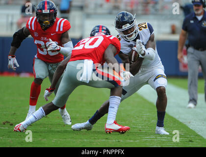 September 22, 2018: Kent State WR, Trey Harrell (20), macht die Rezeption und läuft dann Feld als Ole Miss DB, Keidron Smith (20), versucht, ihn zu bekämpfen, während der NCAA DI Spiel an - Vaught Hemingway Stadium in Oxford, MS. Ole Miss und Kent State sind an der Hälfte, 7-7 gebunden. Kevin Langley/CSM Stockfoto