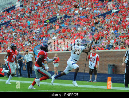 September 22, 2018: Kent State WR, Jesaja McKoy (23), sucht die werfen wie Ole Miss DB, C.J. Moore (38), Versuche zu decken, während der NCAA DI Spiel an - Vaught Hemingway Stadium in Oxford, MS. Ole Miss und Kent State sind an der Hälfte, 7-7 gebunden. Kevin Langley/CSM Stockfoto