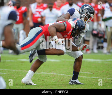 September 22, 2018: Ole Miss RB, Scottie Phillips (22), läuft die Kugel als Kent State CB, Jamal Parker (7), Versuche, ihn zu Fall zu bringen, während der NCAA DI Spiel an - Vaught Hemingway Stadium in Oxford, MS. Ole Miss und Kent State sind an der Hälfte, 7-7 gebunden. Kevin Langley/CSM Stockfoto