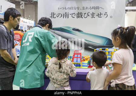 Tokio, Japan. 22 Sep, 2018. Besucher sammeln während der Tourismus EXPO Japan 2018 in Tokyo Big Sight. Der weltgrößten Tourismus Messe hosts 1.441 Unternehmen aus 136 Ländern und 47 japanischen Präfekturen in 2.257 Kabinen verteilt. Die Ausstellung läuft bis 23. September. Credit: Rodrigo Reyes Marin/ZUMA Draht/Alamy leben Nachrichten Stockfoto