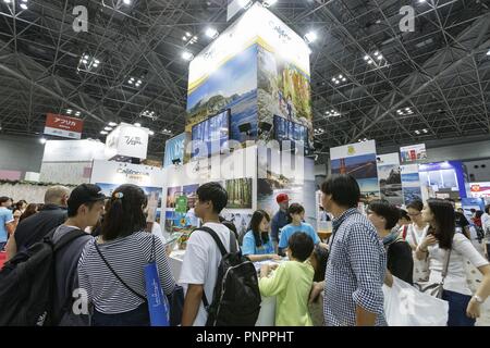 Tokio, Japan. 22 Sep, 2018. Besucher sammeln während der Tourismus EXPO Japan 2018 in Tokyo Big Sight. Der weltgrößten Tourismus Messe hosts 1.441 Unternehmen aus 136 Ländern und 47 japanischen Präfekturen in 2.257 Kabinen verteilt. Die Ausstellung läuft bis 23. September. Credit: Rodrigo Reyes Marin/ZUMA Draht/Alamy leben Nachrichten Stockfoto