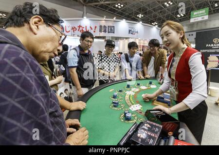 Tokio, Japan. 22 Sep, 2018. Besucher genießen zu spielen, während der Tourismus EXPO Japan 2018 in Tokyo Big Sight. Der weltgrößten Tourismus Messe hosts 1.441 Unternehmen aus 136 Ländern und 47 japanischen Präfekturen in 2.257 Kabinen verteilt. Die Ausstellung läuft bis 23. September. Credit: Rodrigo Reyes Marin/ZUMA Draht/Alamy leben Nachrichten Stockfoto