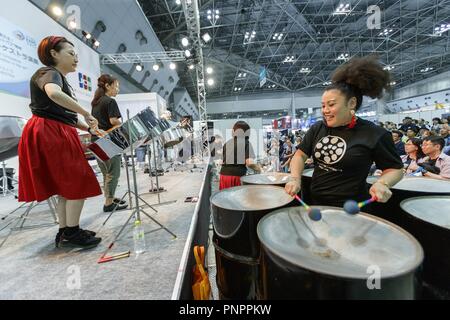 Tokio, Japan. 22 Sep, 2018. Musiker während der Tourismus EXPO Japan 2018 in Tokyo Big Sight. Der weltgrößten Tourismus Messe hosts 1.441 Unternehmen aus 136 Ländern und 47 japanischen Präfekturen in 2.257 Kabinen verteilt. Die Ausstellung läuft bis 23. September. Credit: Rodrigo Reyes Marin/ZUMA Draht/Alamy leben Nachrichten Stockfoto