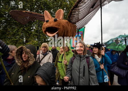 London, Großbritannien. 22. September 2018. Die Völker zu Fuß für die Tierwelt. Campaigning britischen Tierwelt zu speichern. Eine Kundgebung in Hyde Park wurde von Naturforscher gerichtet und Rundfunksprecher Chris Packham und seine Botschafter. Marchers ging dann nach Richmond Terrance gegenüber Downing Street, viele Spielen den Sound von Vogelgesang. Chris Packham adressiert die Demonstranten, dann nahm eine Gruppe von jüngeren Mitkämpfer, mit ihm zu einer Petition, die Downing Street 10. Organisiert von Chris Packham. Credit: Stephen Bell/Alamy Leben Nachrichten. Stockfoto