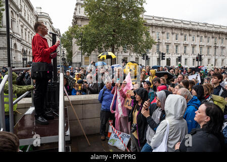 London, Großbritannien. 22. September 2018. Die Völker zu Fuß für die Tierwelt. Campaigning britischen Tierwelt zu speichern. Eine Kundgebung in Hyde Park wurde von Naturforscher gerichtet und Rundfunksprecher Chris Packham und seine Botschafter. Marchers ging dann nach Richmond Terrance gegenüber Downing Street, viele Spielen den Sound von Vogelgesang. Chris Packham adressiert die Demonstranten, dann nahm eine Gruppe von jüngeren Mitkämpfer, mit ihm zu einer Petition, die Downing Street 10. Organisiert von Chris Packham. Credit: Stephen Bell/Alamy Leben Nachrichten. Stockfoto