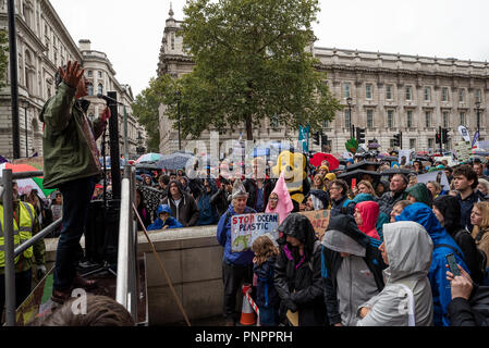 London, Großbritannien. 22. September 2018. Die Völker zu Fuß für die Tierwelt. Campaigning britischen Tierwelt zu speichern. Eine Kundgebung in Hyde Park wurde von Naturforscher gerichtet und Rundfunksprecher Chris Packham und seine Botschafter. Marchers ging dann nach Richmond Terrance gegenüber Downing Street, viele Spielen den Sound von Vogelgesang. Chris Packham adressiert die Demonstranten, dann nahm eine Gruppe von jüngeren Mitkämpfer, mit ihm zu einer Petition, die Downing Street 10. Organisiert von Chris Packham. Credit: Stephen Bell/Alamy Leben Nachrichten. Stockfoto