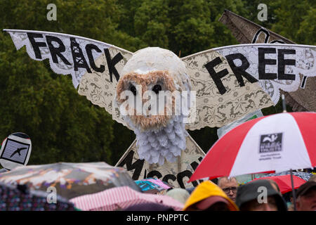 London, Großbritannien. 22. September 2018. Die Völker zu Fuß für die Tierwelt. Campaigning britischen Tierwelt zu speichern. Eine Kundgebung in Hyde Park wurde von Naturforscher gerichtet und Rundfunksprecher Chris Packham und seine Botschafter. Marchers ging dann nach Richmond Terrance gegenüber Downing Street, viele Spielen den Sound von Vogelgesang. Chris Packham adressiert die Demonstranten, dann nahm eine Gruppe von jüngeren Mitkämpfer, mit ihm zu einer Petition, die Downing Street 10. Organisiert von Chris Packham. Credit: Stephen Bell/Alamy Leben Nachrichten. Stockfoto