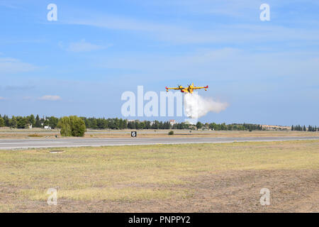 Athen, Griechenland, 22. September, 2018. CL-215, Wasser fallen, Tanagra Airforce Base, Griechenland. Credit: Angelos Theofilatos/Alamy Leben Nachrichten. Stockfoto