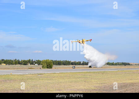 Athen, Griechenland, 22. September, 2018. CL-215, Wasser fallen, Tanagra Airforce Base, Griechenland. Credit: Angelos Theofilatos/Alamy Leben Nachrichten. Stockfoto