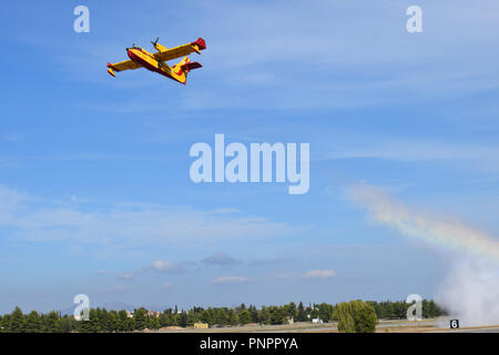 Athen, Griechenland, 22. September, 2018. CL-215, Wasser fallen, Tanagra Airforce Base, Griechenland. Credit: Angelos Theofilatos/Alamy Leben Nachrichten. Stockfoto