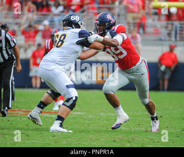 September 22, 2018: Ole Miss WR, Jacob Carter (89), und Kent State OL, Mike Marinelli (68), Binden, während der NCAA DI Spiel an - Vaught Hemingway Stadium in Oxford, MS. Ole Miss und Kent State sind an der Hälfte, 7-7 gebunden. Kevin Langley/CSM Stockfoto