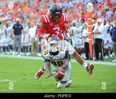 September 22, 2018: Kent State WR, Antwan Dixon (89), Tauchgänge für die lange werfen wie Ole Miss DB, Vernon Dasher (3), Versuche zu decken, während der NCAA DI Spiel an - Vaught Hemingway Stadium in Oxford, MS. Ole Miss und Kent State sind an der Hälfte, 7-7 gebunden. Kevin Langley/CSM Stockfoto