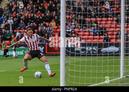 22. September 2018, Bramall Lane, Sheffield, England; Sky Bet Meisterschaft Sheffield United v Preston North End; Billy Sharp (10) von Sheffield United Kerben zu machen es 1-0 Credit: Mark Cosgrove/News Bilder Redaktion nur verwenden keine Verwendung mit nicht autorisierten Audio-, Video-, Daten-, Spielpläne, Verein/liga Logos oder "live" Dienstleistungen. On-line-in-Match auf 45 Bilder beschränkt, kein Video-Emulation. Keine Verwendung in Wetten, Spiele oder einzelne Verein/Liga/player Publikationen und alle englischen Fußball-Liga Bilder unterliegen dem DataCo Lizenz Stockfoto