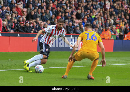 22. September 2018, Bramall Lane, Sheffield, England; Sky Bet Meisterschaft Sheffield United v Preston North End; Kieron Freeman (18) von Sheffield United den Ball dribbelt wie Andrew Hughes von Preston pressen Credit: Mark Cosgrove/News Bilder Redaktion nur verwenden keine Verwendung mit nicht autorisierten Audio-, Video-, Daten-, Spielpläne, Verein/liga Logos oder "live" Dienstleistungen. On-line-in-Match auf 45 Bilder beschränkt, kein Video-Emulation. Keine Verwendung in Wetten, Spiele oder einzelne Verein/Liga/player Publikationen und alle englischen Fußball-Liga Bilder unterliegen dem DataCo Lizenz Stockfoto