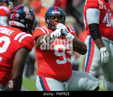 September 22, 2018: Ole Miss DT, aufrichtigen David (93), Signale mit Teamkollegen, während der NCAA DI Spiel an - Vaught Hemingway Stadium in Oxford, MS. Ole Miss und Kent State sind an der Hälfte, 7-7 gebunden. Kevin Langley/CSM Stockfoto