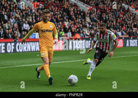 22. September 2018, Bramall Lane, Sheffield, England; Sky Bet Meisterschaft Sheffield United v Preston North End; Paul Gallagher von Preston löscht den ball Quelle: Mark Cosgrove/News Bilder Redaktion nur verwenden keine Verwendung mit nicht autorisierten Audio-, Video-, Daten-, Spielpläne, Verein/liga Logos oder "live" Dienstleistungen. On-line-in-Match auf 45 Bilder beschränkt, kein Video-Emulation. Keine Verwendung in Wetten, Spiele oder einzelne Verein/Liga/player Publikationen und alle englischen Fußball-Liga Bilder unterliegen dem DataCo Lizenz Stockfoto