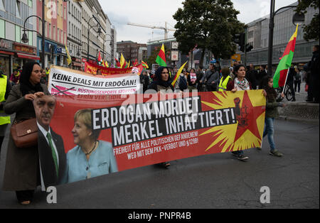 22. September 2018, Berlin: Teilnehmer an einer Demonstration gegen die türkischen Präsidenten Erdogan in Deutschland marschieren durch Neukölln. Foto: Paul Zinken/dpa Stockfoto