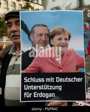 22. September 2018, Berlin: Ein Mann, ein Poster mit dem türkischen Präsidenten mit Bundeskanzlerin Merkel bei einer Demonstration gegen den Besuch des türkischen Präsidenten Erdogan in Deutschland. Foto: Paul Zinken/dpa Stockfoto