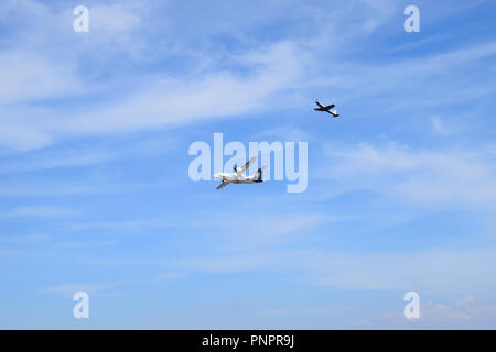 Athen, Griechenland, 22. September, 2018. Hellenic Air Force, T-6 eine Demo Team "Daedalus", Berücksichtigung der einmaligen hinter Olympic Air ATR, Tanagra Airforce Base, Griechenland. Credit: Angelos Theofilatos/Alamy Leben Nachrichten. Stockfoto