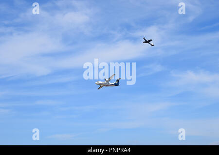 Athen, Griechenland, 22. September, 2018. Hellenic Air Force, T-6 eine Demo Team "Daedalus", Berücksichtigung der einmaligen hinter Olympic Air ATR, Tanagra Airforce Base, Griechenland. Credit: Angelos Theofilatos/Alamy Leben Nachrichten. Stockfoto