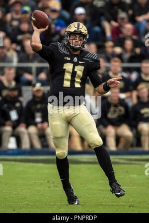 West Lafayette, Indiana, USA. 22 Sep, 2018. Purdue Quarterback David Blough (11) den Ball während der NCAA Football Spiel Action zwischen dem Boston College Eagles und die Purdue Kesselschmiede an: Ross-Ade Stadium in West Lafayette, Indiana. Johann Mersits/CSM/Alamy leben Nachrichten Stockfoto