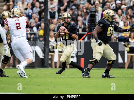 West Lafayette, Indiana, USA. 22 Sep, 2018. Purdue Quarterback David Blough (11) den Ball während der NCAA Football Spiel Action zwischen dem Boston College Eagles und die Purdue Kesselschmiede an: Ross-Ade Stadium in West Lafayette, Indiana. Johann Mersits/CSM/Alamy leben Nachrichten Stockfoto