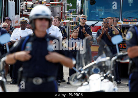 Philadelphia, PA, USA. 22 Sep, 2018. Die Polizei von Philadelphia und firefighers stand auf Aufmerksamkeit während der Held Thrill zeigen, eine jährliche Veranstaltung, das Geld für die Kinder der gefallenen Ersthelfer, 22. September 2018. Quelle: Michael Candelori/ZUMA Draht/Alamy leben Nachrichten Stockfoto