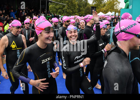 London, UK, 22. September 2018 Tausende partizip Schwimmen Serpentine 2018, London, UK. 22. September 2018. Bild Capital/Alamy leben Nachrichten Stockfoto