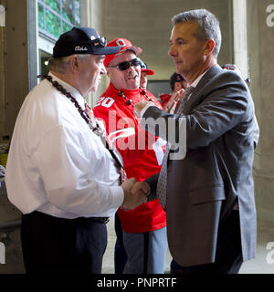 Columbus, Ohio, USA. 22 Sep, 2018. Ohio State Buckeyes Haupttrainer städtische Meyers Rückkehr nach Ohio Stadium zum ersten Mal in der Saison 2018 an den NCAA Football Spiel zwischen der Tulane grüne Welle & Ohio State Buckeyes am Ohio Stadium in Columbus, Ohio. JP Waldron/Cal Sport Media/Alamy leben Nachrichten Stockfoto