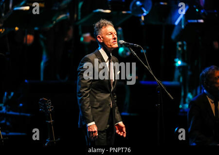 Durham, North Carolina, USA. 15 Aug, 2018. Musik Artist Lyle Lovett und seine großen Band führt in Durham, North Carolina als Teil ihrer Tour 2018. Lyle Lovett Pearce ist eine US-amerikanische Country Sänger, Songschreiber und Schauspieler. Seit 1980 hat er 13 Alben aufgenommen und veröffentlicht 25 Singles. Credit: Andy Martin jr./ZUMA Draht/Alamy leben Nachrichten Stockfoto