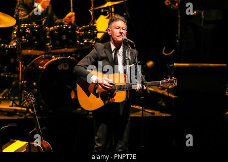 Durham, North Carolina, USA. 15 Aug, 2018. Musik Artist Lyle Lovett und seine großen Band führt in Durham, North Carolina als Teil ihrer Tour 2018. Lyle Lovett Pearce ist eine US-amerikanische Country Sänger, Songschreiber und Schauspieler. Seit 1980 hat er 13 Alben aufgenommen und veröffentlicht 25 Singles. Credit: Andy Martin jr./ZUMA Draht/Alamy leben Nachrichten Stockfoto