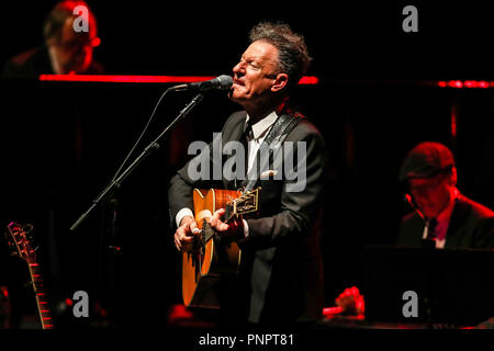 Durham, North Carolina, USA. 15 Aug, 2018. Musik Artist Lyle Lovett und seine großen Band führt in Durham, North Carolina als Teil ihrer Tour 2018. Lyle Lovett Pearce ist eine US-amerikanische Country Sänger, Songschreiber und Schauspieler. Seit 1980 hat er 13 Alben aufgenommen und veröffentlicht 25 Singles. Credit: Andy Martin jr./ZUMA Draht/Alamy leben Nachrichten Stockfoto