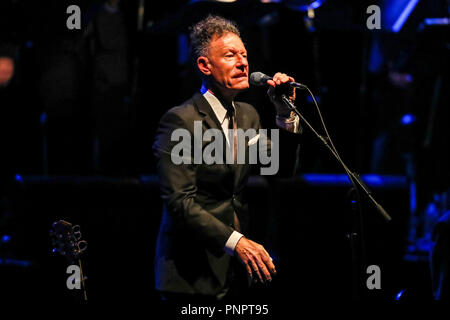 Durham, North Carolina, USA. 15 Aug, 2018. Musik Artist Lyle Lovett und seine großen Band führt in Durham, North Carolina als Teil ihrer Tour 2018. Lyle Lovett Pearce ist eine US-amerikanische Country Sänger, Songschreiber und Schauspieler. Seit 1980 hat er 13 Alben aufgenommen und veröffentlicht 25 Singles. Credit: Andy Martin jr./ZUMA Draht/Alamy leben Nachrichten Stockfoto