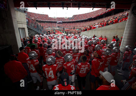 Columbus, Ohio, USA. 22 Sep, 2018. Ohio State Buckeyes vorbereiten, das Feld zu nehmen, bevor an den NCAA Football Spiel zwischen der Tulane grüne Welle & Ohio State Buckeyes am Ohio Stadium in Columbus, Ohio zum Start. JP Waldron/Cal Sport Media/Alamy leben Nachrichten Stockfoto